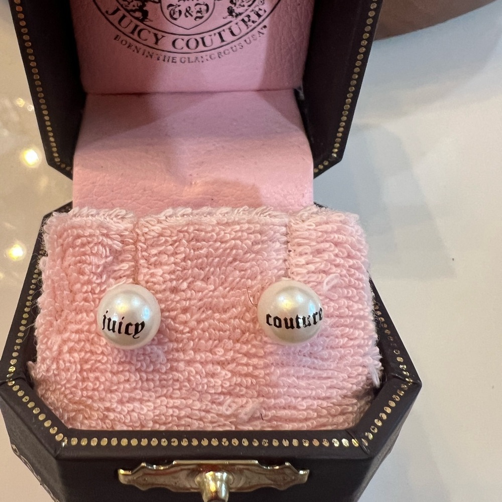 Juicy Couture pearl stud earrings in original  adorable pink terry inside box - Picture 5 of 5